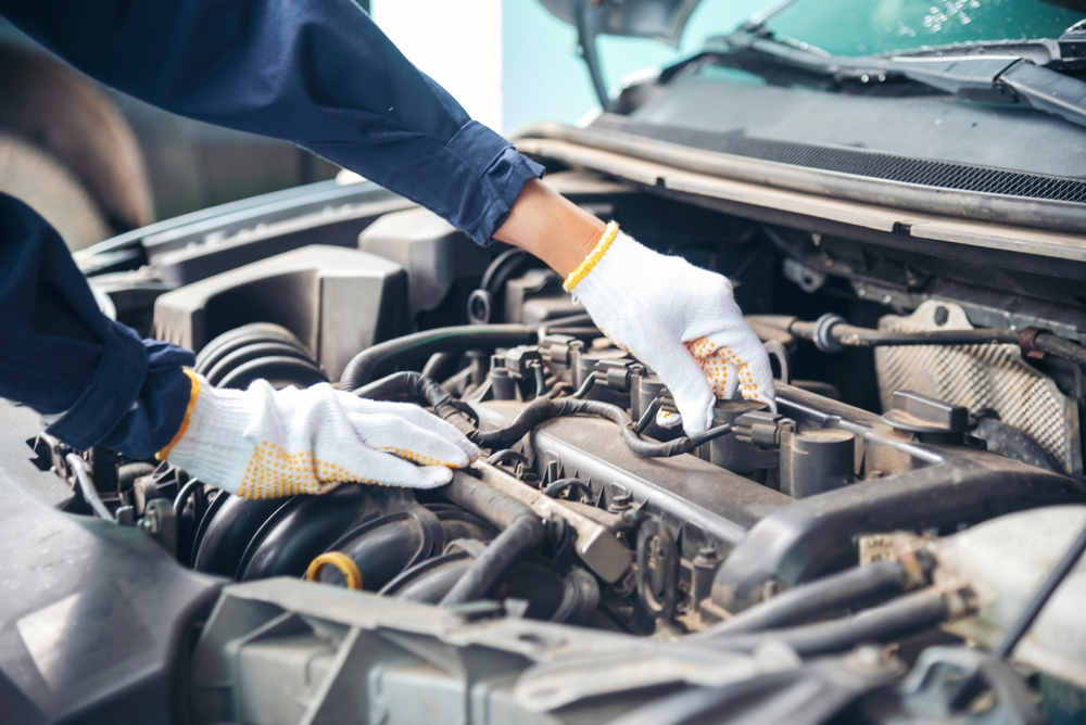Close,Up,Man,Hands,Fixing,Car,Machinery,Vehicle,Mechanical,Service.
