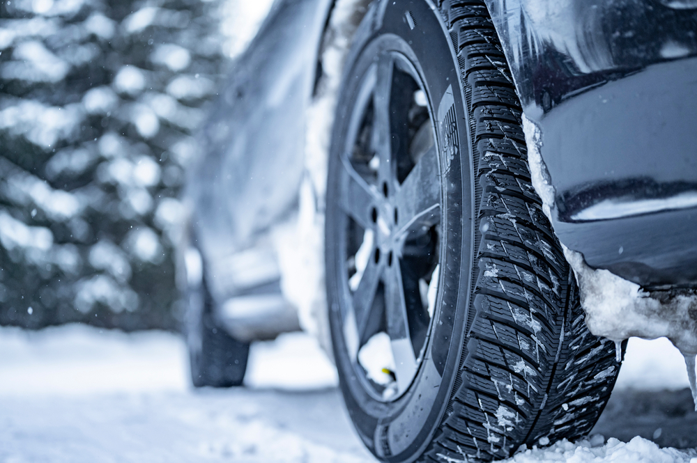 Winter,Tire.,Detail,Of,Car,Tires,In,Winter,On,The